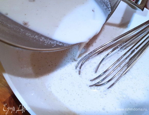 Сразу, как закипело молоко, завариваем им желтково-сахарную смесь, активно перемешивая до однородности.