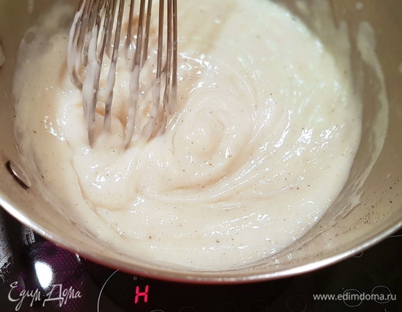 Когда крем загустел, снимаем с огня и отставляем в сторону.