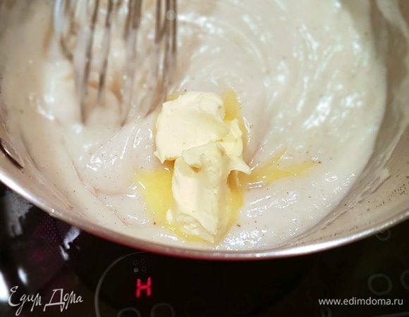 Добавляем сливочное масло и перемешиваем до объединения.