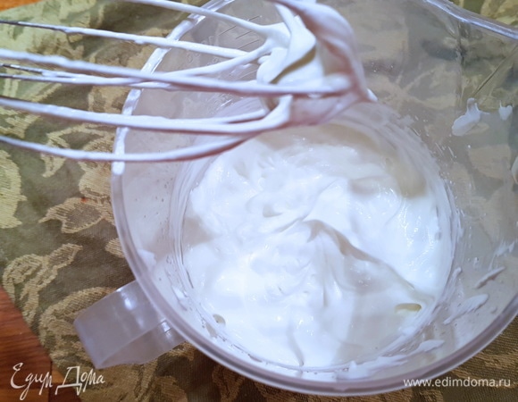 Затем взбиваем сливки до стоячих пиков.