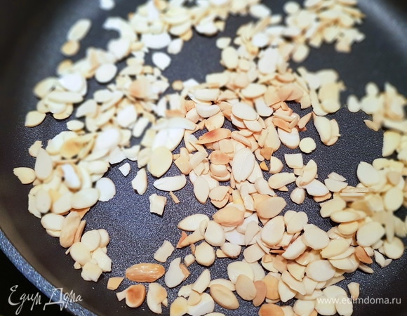Обжариваем миндальные лепестки для украшения.