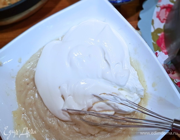 Смешиваем заварной крем со взбитыми сливками аккуратно с помощью венчика или лопатки движением снизу вверх.