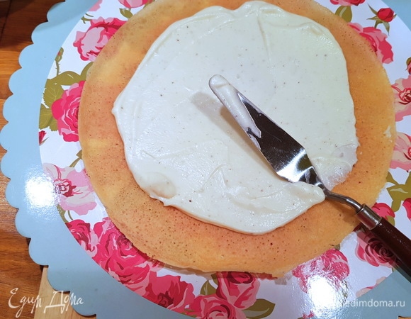 Начинаем сборку торта. Вы можете обрезать края и использовать их для украшения. А можно оставить узорчатую «юбочку» блинов — как вам больше нравится. В данном случае я обрезала края и использовала их для украшения торта. Выкладываем на подложку или блюдо первый блин и смазываем кремом. И так поступаем со всеми блинами.