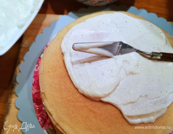 Вот такая стопка блинов постепенно превращается в торт.