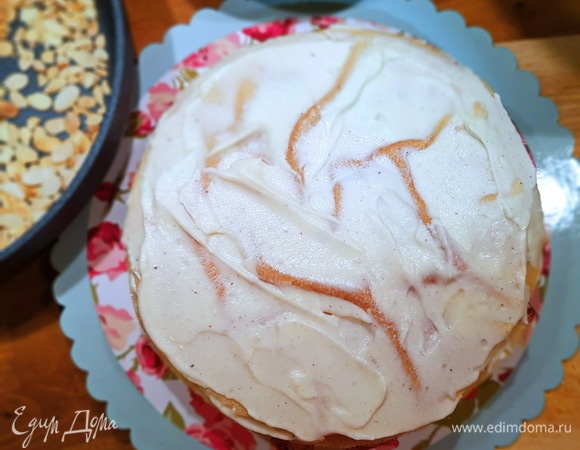 Последний блин я уложила со складками и покрыла кремом, но складки остались видны. Уже в таком виде можно оставить торт для подачи. Мне очень нравятся такие складочки на торте. Теперь покажу варианты украшения.