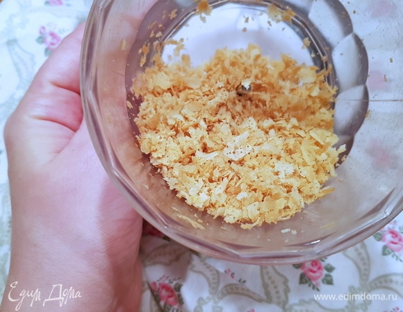 Перемалываем обрезки от блинов.