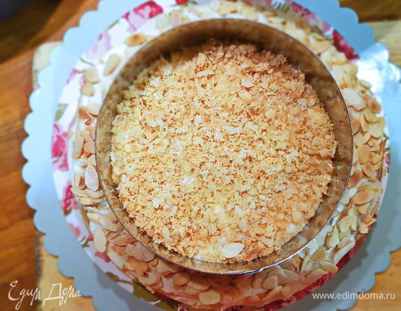 В середину укладываем крошку от блинов, а по бокам украшаем обжаренными миндальными лепестками. Если края вы не будете обрезать, то можно покрыть торт только обжаренным миндалем.