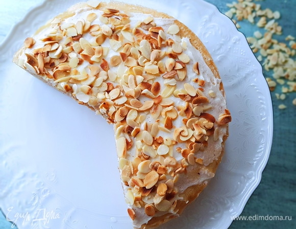 Украшен только миндальными лепестками. И не обрезаны края.