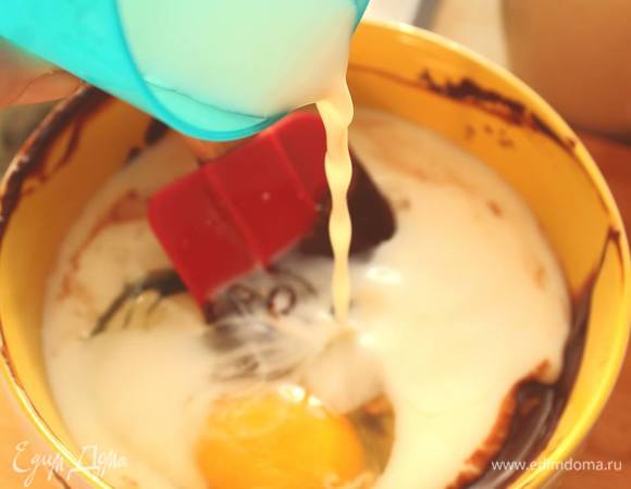 Шоколад с маслом растопить в микроволновке. Смешать молоко с яйцом до однородности (взбивать не надо).