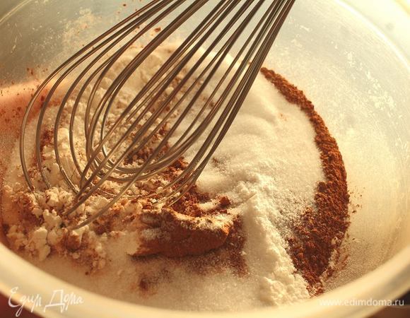 Смешать сухие ингредиенты.