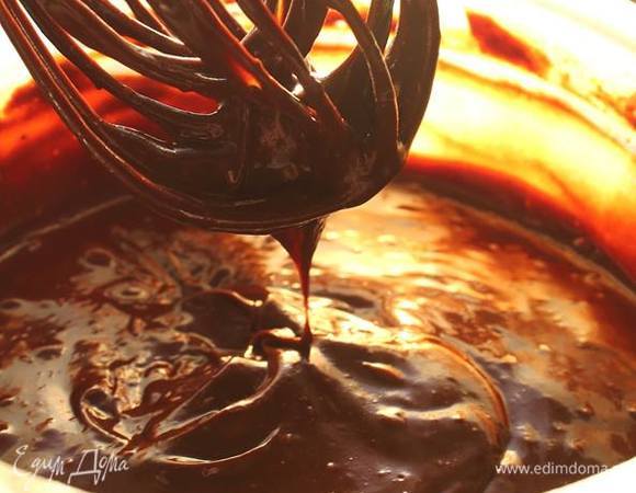 Смешать жидкие ингредиенты с сухими и сотворить шоколадное золото. Это уже вкусно, но есть нельзя.