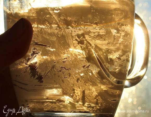 Чашку смазать сливочным маслом внутри, теста положить где-то на половину объема чашки. В микроволновку поставить на максимальную мощность. Вот тут надо ориентироваться, чтобы не пересушить. Я начинаю с 2,5 минут. Потом добавляю 30 секунд. Может понадобиться до 5 минут (мне хватает 3 минут, это зависит от техники).