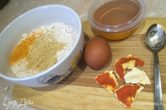 Самый простой геркулес измельчила кофемолкой. Цедру апельсина или мандарина, молотый имбирь соединяем вместе.