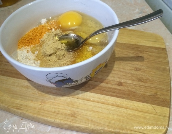 Разбиваем яйцо.