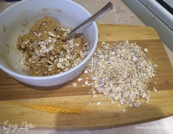 На стол или доску насыпьте хлопья геркулеса. Скатываем шарики и обваливаем в хлопьях.