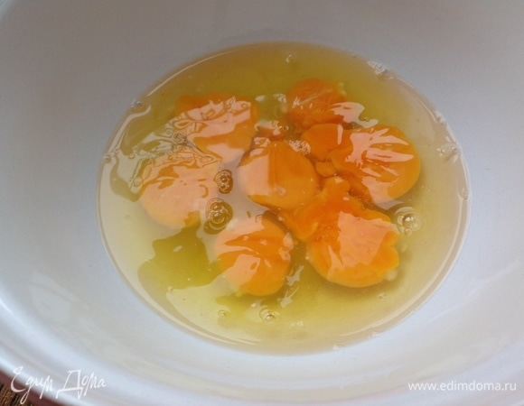 В глубокую миску вбиваю яйца, добавляю соль.