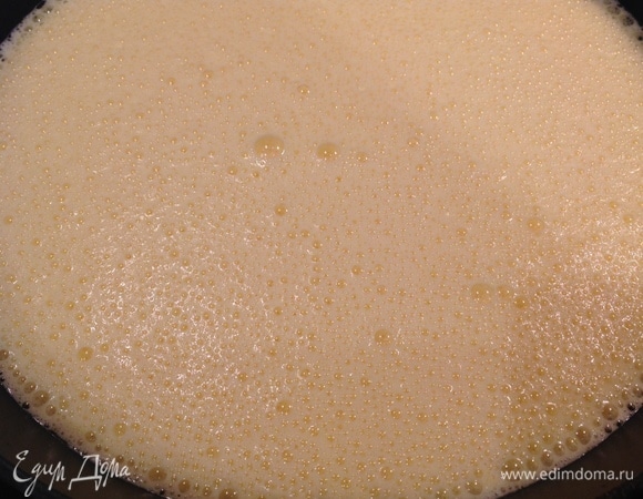 В разогретую сковороду кладу сливочное и оливковое масла. Выливаю яичную смесь, пока есть пузырьки — это очень важный момент!