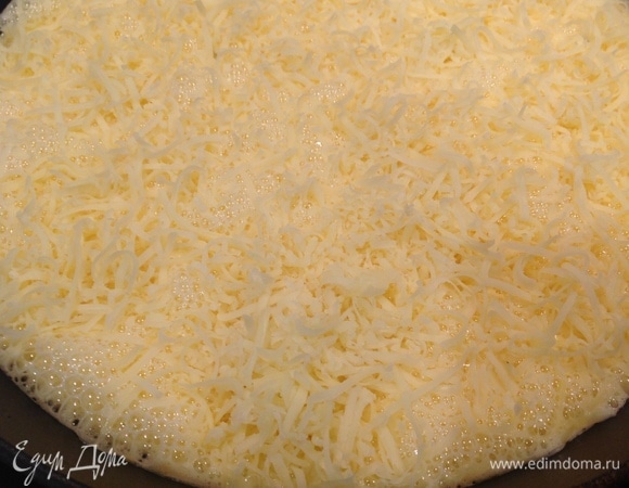 Насыпаю сверху сыр и зеленый лук.