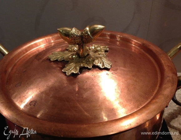 Выставляю температуру среднюю, накрываю крышкой и томлю 15–20 минут, не открывая.