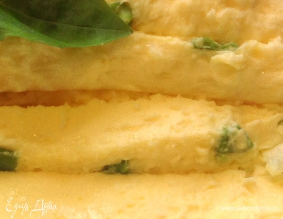 Открываю крышку, быстро нарезаю и подаю. Это очень вкусно. Приятного аппетита.