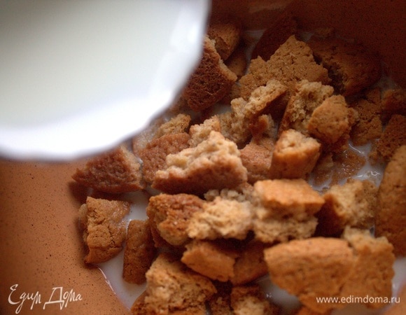 Смочить теплым молоком или сливками. Количество зависит от впитываемости сорта печенья.