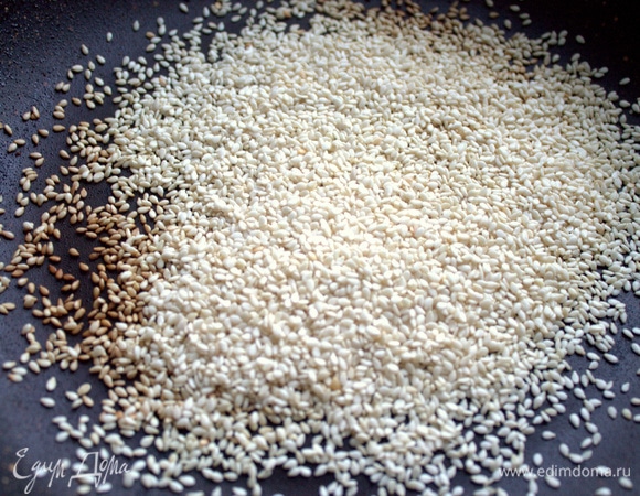 Обжарить кунжут.