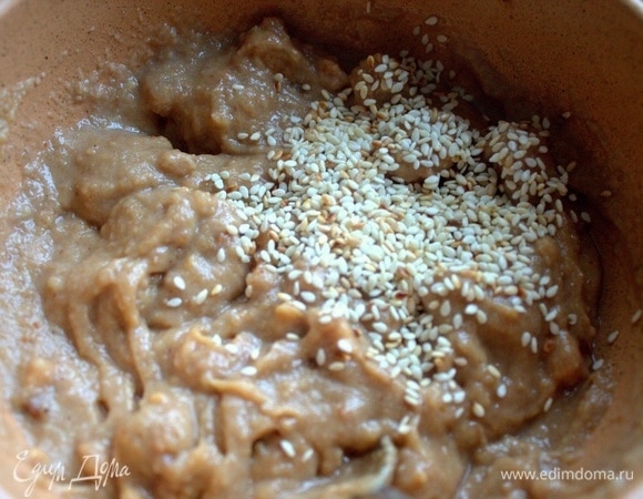 Всыпать тоже или другие орешки, семечки.