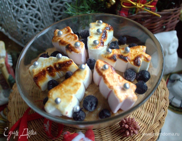 Украсить бусинками съедобными и черникой.