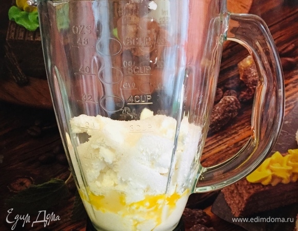 Смешайте в блендере сахар, сметану, творог, сливочное масло.