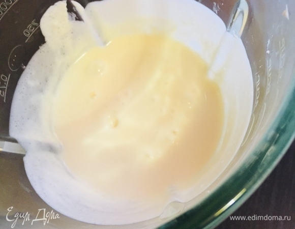Творожная масса должна быть не жидкой, а слегка густоватой.