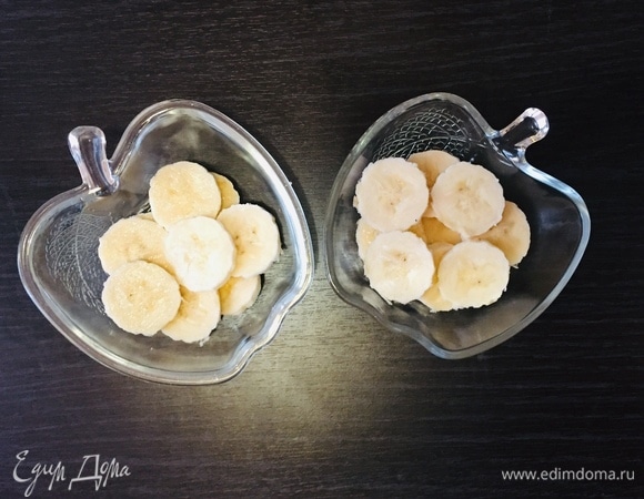 Бананы почистить, нарезать кольцами и уложить в миску.