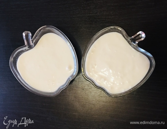 Залить бананы творожной массой и убрать в холодильник на 10–15 минут.