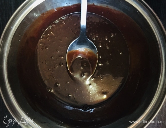 Растопить шоколад на водяной бане и добавить молоко. Остудить до теплого состояния.