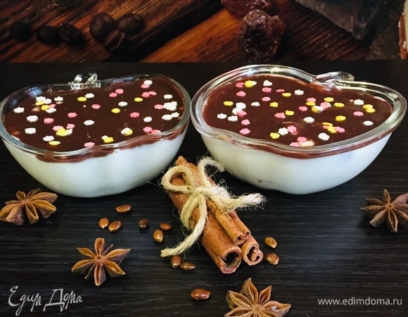 Достать десерт из холодильника, залить сверху шоколадом и посыпать посыпкой. Убрать в холодильник на 2 часа. Приятного аппетита!