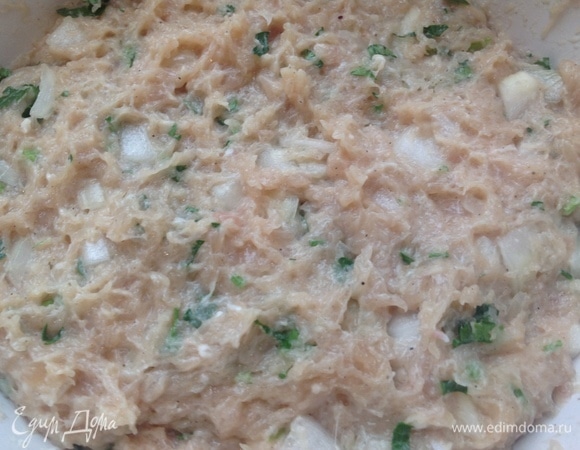 Включаю духовку на 180°C. Охлажденный фарш хорошо взбиваю. Нарезаю лук, петрушку, базилик, добавляю в фарш. Яйцо перемешиваю с солью, сметаной, перцем. Вливаю в фарш, хорошо вымешиваю.