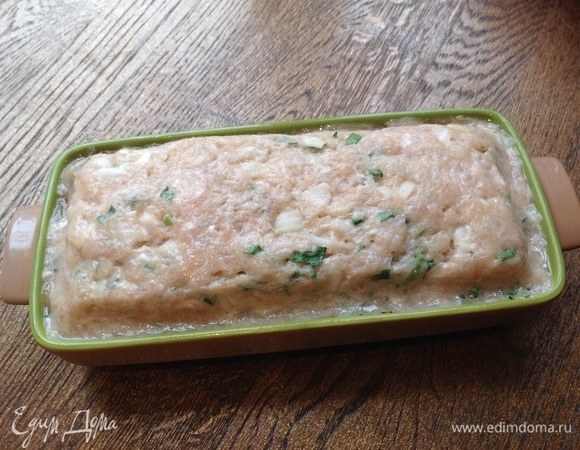 Сверху выкладываю остальной фарш. Делаю углубления по всему периметру формы. Ставлю в духовку на 45–60 минут.