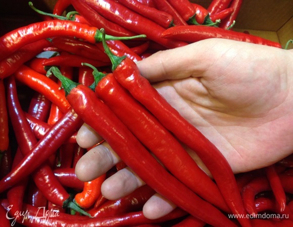 Перец чили нарезаю вместе с семенами очень мелко, так же мелко крошу один кусок хлеба.