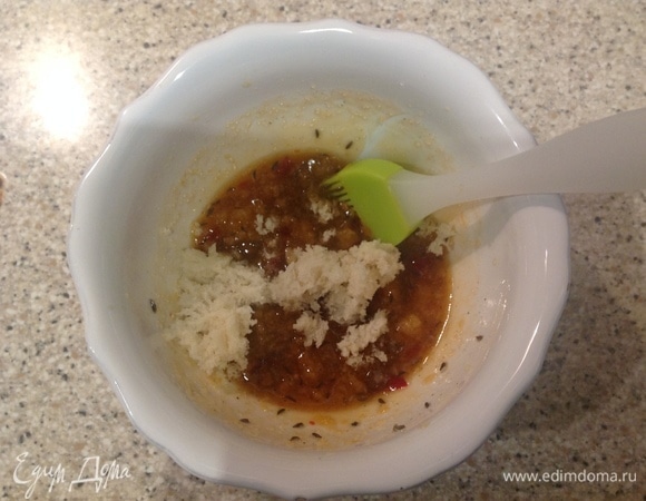 Смешиваю мед, перец чили, тмин, сахар, хлеб. За 10 минут до готовности хорошо промазываю мясной хлеб этой смесью. Этот соус даст очень хрустящую и очень ароматную корочку!