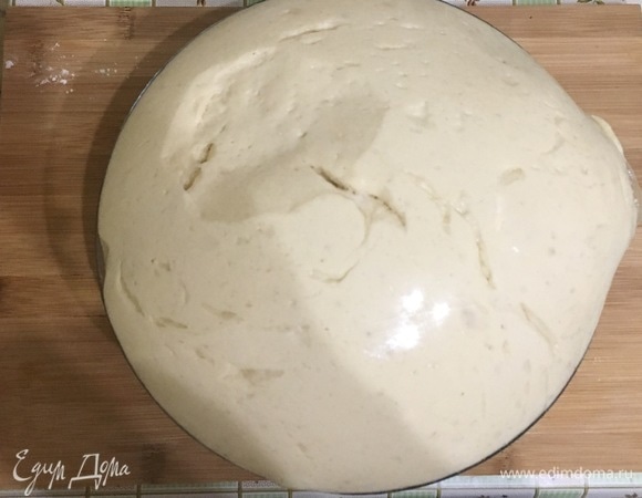 В 180 г теплого молока развести дрожжи, добавить 1 ч. л. сахара, оставить на 10 минут. Добавлять, размешивая венчиком, оставшееся теплое молоко, растопленное сливочное масло, яйцо, сметану, сахар. Отдельно смешать муку и соль, частями ввести в тесто, хорошо перемешать. Тесто накрыть полотенцем и оставить в теплом месте на 1–1,5 часа.