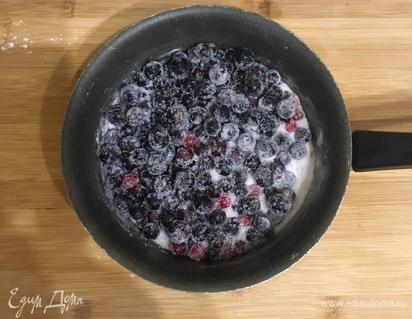 Для начинки все смешать, нагреть в сотейнике до кипения, поварить несколько минут до загустения, остудить.