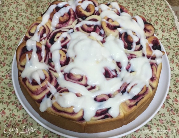 Для крема взбить творожный сыр с сахарной пудрой, сверху смазать им еще теплый пирог.