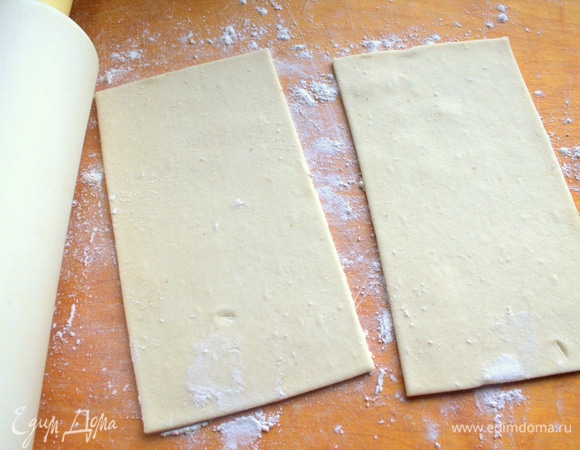 Достаем готовое тесто. Пока делаем начинку, оно подтает. В пачке 6 пластин размером 10х20 см.