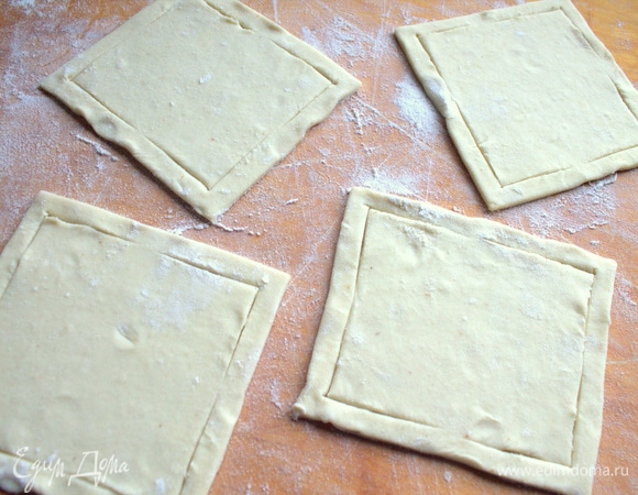 Делим 4 пласта пополам и получаем квадраты со стороной 10 см.