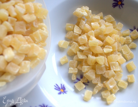 Для начинки я взяла цукаты из ананаса и изюм.