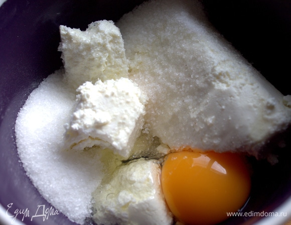 Перемешать творог с начинками, ванилью и сахаром.