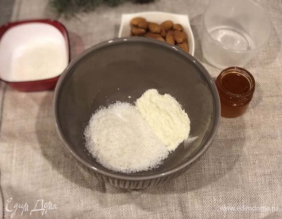 Смешиваем 60 г кокосовой стружки (20 г оставим для обсыпки) с сухим молоком.