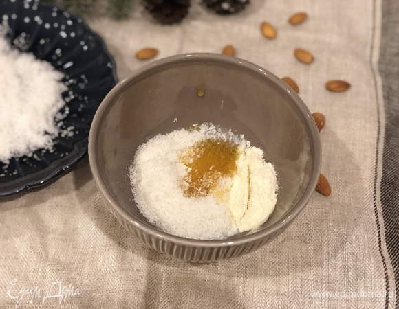 Добавляем мед или любой другой жидкий подсластитель.