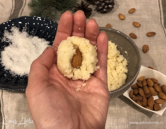 Взять орешек и облепить его со всех сторон кокосовой смесью, чтобы получилась конфета.