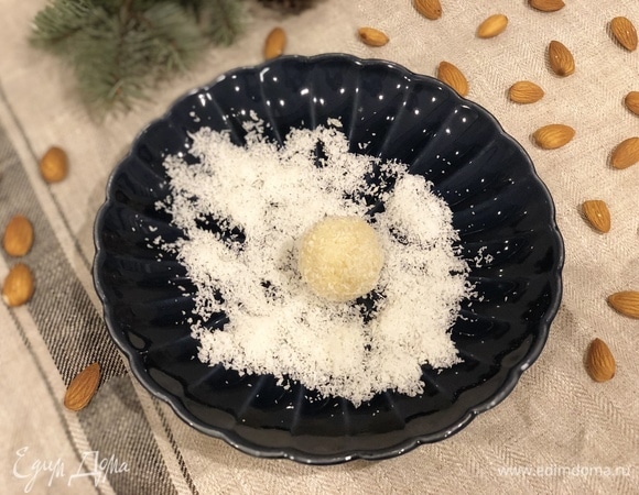 Конфету обваливаем в кокосовой стружке. И так все 8 конфет.