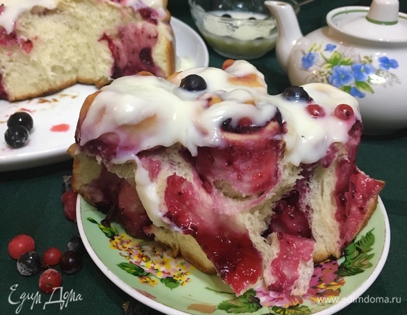 Пирог мы не разрезали на кусочки, а отламывали по булочке-завитку.